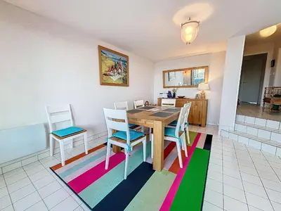 Coin salon dans l'établissement Appartement lumineux avec ascenseur, balcon et wifi gratuit à Granville - FR-1-361-123