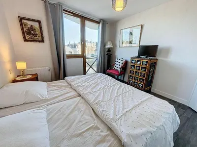 Un ou plusieurs lits dans un hébergement de l'établissement Appartement lumineux avec ascenseur, balcon et wifi gratuit à Granville - FR-1-361-123