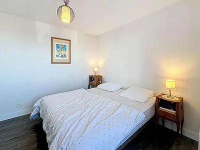 Un ou plusieurs lits dans un hébergement de l'établissement Appartement lumineux avec ascenseur, balcon et wifi gratuit à Granville - FR-1-361-123