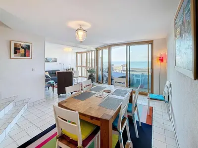 Coin salon dans l'établissement Appartement lumineux avec ascenseur, balcon et wifi gratuit à Granville - FR-1-361-123
