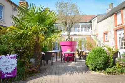 Jardin de l'établissement Logis Hôtel Restaurant l'Auberge Normande
