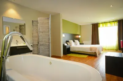 Un ou plusieurs lits dans un hébergement de l'établissement Logis Hôtel Restaurant l'Auberge Normande