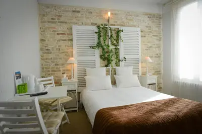 Un ou plusieurs lits dans un hébergement de l'établissement Logis Hôtel Restaurant l'Auberge Normande