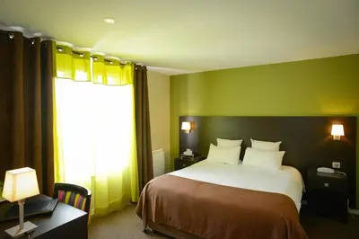Un ou plusieurs lits dans un hébergement de l'établissement Logis Hôtel Restaurant l'Auberge Normande