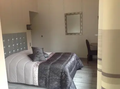 Un ou plusieurs lits dans un hébergement de l'établissement Auberge De L'Abbaye-Logis Hôtel Restaurant