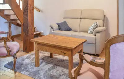 Coin salon dans l'établissement Pet Friendly Home In Sainte-Mère-Eglise