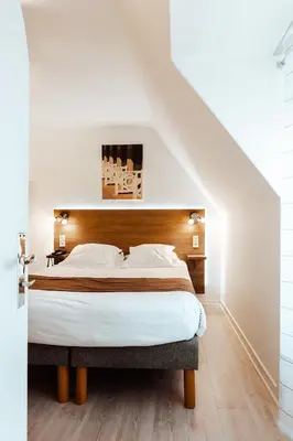 Un ou plusieurs lits dans un hébergement de l'établissement Logis Hotel Le Relais De La Poste Restaurant Le Fil du Temps