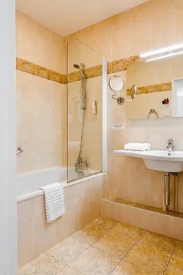 Salle de bains dans l'établissement Logis Hotel Le Relais De La Poste Restaurant Le Fil du Temps