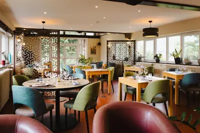 Restaurant ou autre lieu de restauration dans l'établissement Logis Hotel Le Relais De La Poste Restaurant Le Fil du Temps