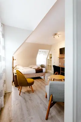 Un ou plusieurs lits dans un hébergement de l'établissement Logis Hotel Le Relais De La Poste Restaurant Le Fil du Temps