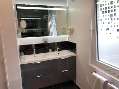 Salle de bains dans l'établissement Le Beverl'inn