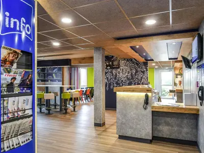 Télévision ou salle de divertissement dans l'établissement ibis budget Coutances