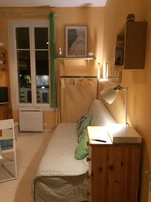 Un ou plusieurs lits dans un hébergement de l'établissement Studio Les Pieds dans l'eau