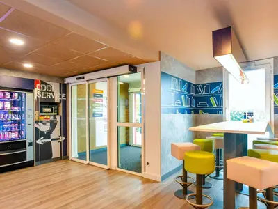Cuisine ou kitchenette dans l'établissement ibis budget Saint Lô