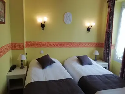 Un ou plusieurs lits dans un hébergement de l'établissement Hostellerie Saint Martin- Logis Hôtel et Restaurant