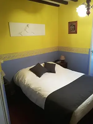 Un ou plusieurs lits dans un hébergement de l'établissement Hostellerie Saint Martin- Logis Hôtel et Restaurant