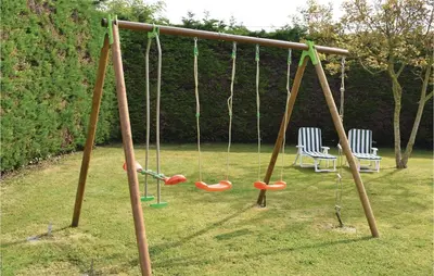 Aire de jeux pour enfants de l'établissement Nice Home In Canchy With Kitchen