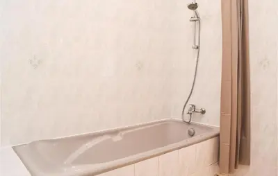 Salle de bains dans l'établissement Nice Home In Canchy With Kitchen