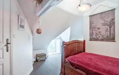 Un ou plusieurs lits dans un hébergement de l'établissement 4 Bedroom Cozy Home In Monthuchon