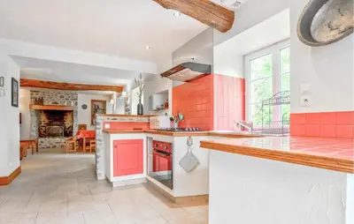 Cuisine ou kitchenette dans l'établissement 4 Bedroom Cozy Home In Monthuchon