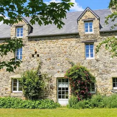 4 Bedroom Cozy Home In Monthuchon