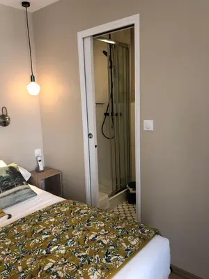Un ou plusieurs lits dans un hébergement de l'établissement Hôtel Moderna