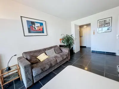 Coin salon dans l'établissement Appartement moderne avec terrasse et parking, au cœur de Granville, à deux pas de la plage ! - FR-1-361-77