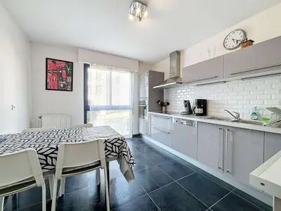 Cuisine ou kitchenette dans l'établissement Appartement moderne avec terrasse et parking, au cœur de Granville, à deux pas de la plage ! - FR-1-361-77