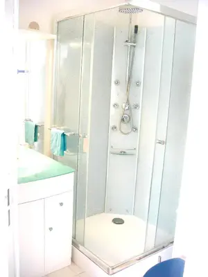 Salle de bains dans l'établissement Appartement charmant à Cabourg avec piscine partagée (24 m²)