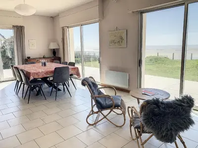 Coin salon dans l'établissement Villa avec jardin et accès direct plage, terrasse, 5 chambres, 2 salles d'eau, wifi, parking - FR-1-361-132