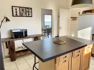 Cuisine ou kitchenette dans l'établissement Villa avec jardin et accès direct plage, terrasse, 5 chambres, 2 salles d'eau, wifi, parking - FR-1-361-132