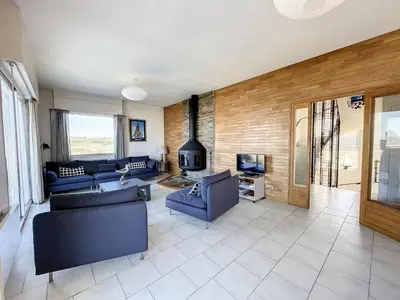 Coin salon dans l'établissement Villa avec jardin et accès direct plage, terrasse, 5 chambres, 2 salles d'eau, wifi, parking - FR-1-361-132