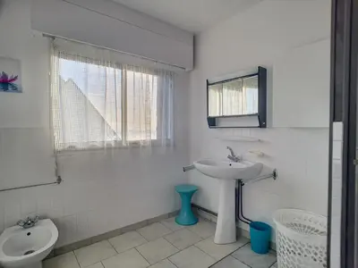 Salle de bains dans l'établissement Villa avec jardin et accès direct plage, terrasse, 5 chambres, 2 salles d'eau, wifi, parking - FR-1-361-132