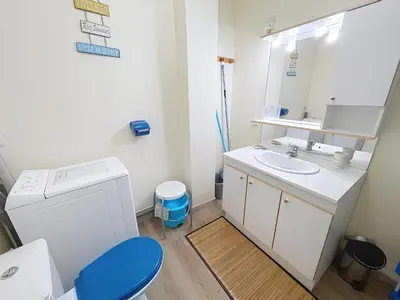 Salle de bains dans l'établissement Appartement T2 avec ascenseur, hypercentre, à 50m de la plage, WIFI, TV connectée, linge en option - FR-1-361-4
