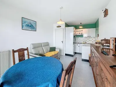 Cuisine ou kitchenette dans l'établissement Appartement avec balcon au port de plaisance de Granville - FR-1-361-119