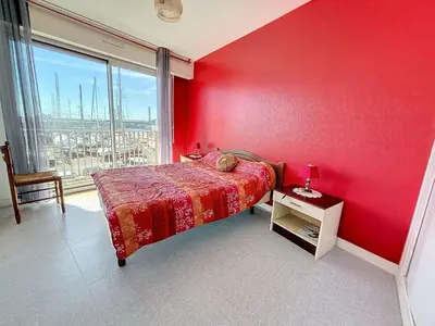 Un ou plusieurs lits dans un hébergement de l'établissement Appartement avec balcon au port de plaisance de Granville - FR-1-361-119