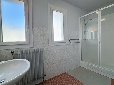 Salle de bains dans l'établissement Appartement avec balcon au port de plaisance de Granville - FR-1-361-119