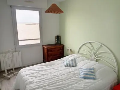 Un ou plusieurs lits dans un hébergement de l'établissement Appartement avec balcon, proche des plages et commerces - FR-1-361-89