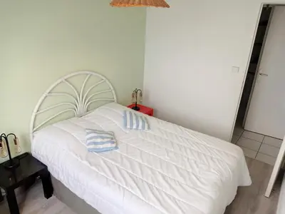 Un ou plusieurs lits dans un hébergement de l'établissement Appartement avec balcon, proche des plages et commerces - FR-1-361-89