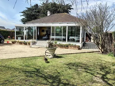 Jardin de l'établissement Maison calme avec jardin, véranda, proche plage et commerces - FR-1-361-145