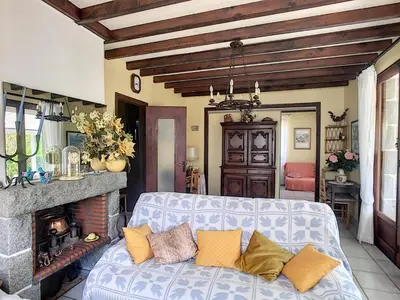 Un ou plusieurs lits dans un hébergement de l'établissement Maison calme avec jardin, véranda, proche plage et commerces - FR-1-361-145