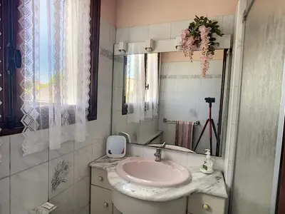 Salle de bains dans l'établissement Maison calme avec jardin, véranda, proche plage et commerces - FR-1-361-145