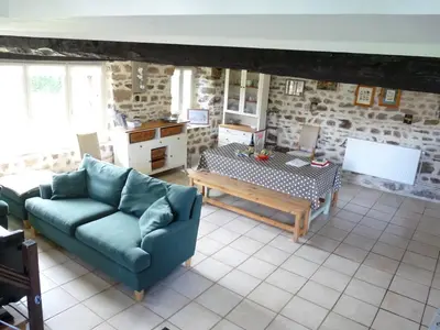 Coin salon dans l'établissement Gite rural centre Manche, calme, jardin, parking, 17km des plages