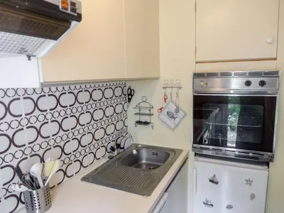 Cuisine ou kitchenette dans l'établissement Apartment Jardins du Casino-2 by Interhome