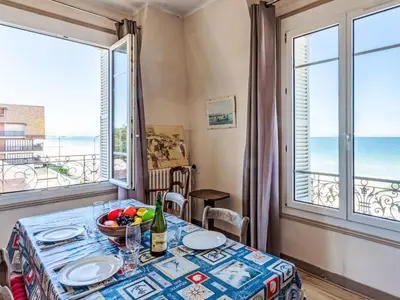 Vue générale sur la mer ou vue sur la mer prise depuis l'appartement