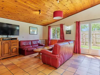 Télévision ou salle de divertissement dans l'établissement Holiday Home Entre mer et campagne 3 by Interhome