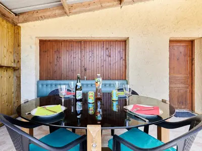 Coin salon dans l'établissement Holiday Home Entre mer et campagne 3 by Interhome