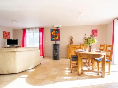 Télévision ou salle de divertissement dans l'établissement Holiday Home Clos d'Amont by Interhome