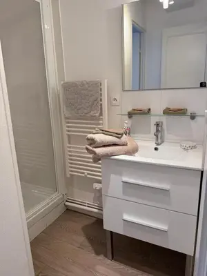 Salle de bains dans l'établissement Fenêtres sur Mer Arromanches