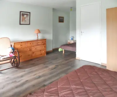 Un ou plusieurs lits dans un hébergement de l'établissement Maison charmante près de Chanteloup avec terrasse.